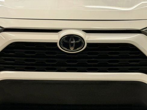 Used 2019 Toyota RAV4 LE w/ Carpet Mat Package AWD/4WD image 5