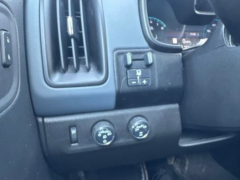 Used 2022 Chevrolet Colorado Z71 AWD/4WD image 9
