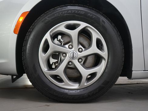 Used 2024 Chrysler Pacifica Limited image 27