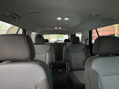 Used 2021 Chevrolet Traverse LT image 15