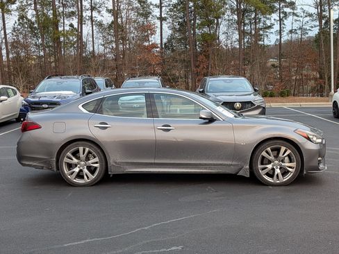 Used 2018 INFINITI Q70 Luxe w/ Sport Package image 10