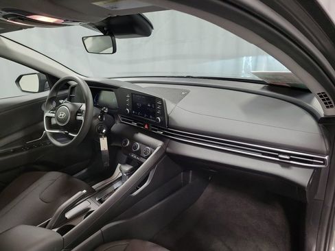 Used 2025 Hyundai Elantra SE image 25