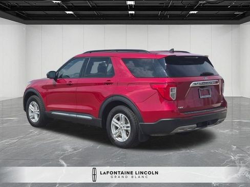 Used 2023 Ford Explorer XLT AWD/4WD image 3