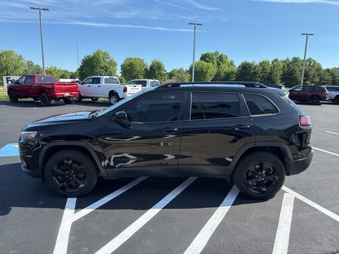 Used 2019 Jeep Cherokee Latitude Plus AWD/4WD image 5