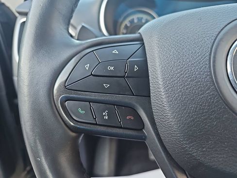 Used 2019 Jeep Cherokee Trailhawk w/ Comfort/Convenience Group AWD/4WD image 16