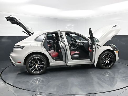 Used 2025 Porsche Macan AWD/4WD image 31