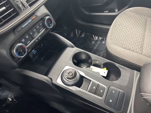 Used 2022 Ford Escape SE w/ SE Sport Appearance Package image 19