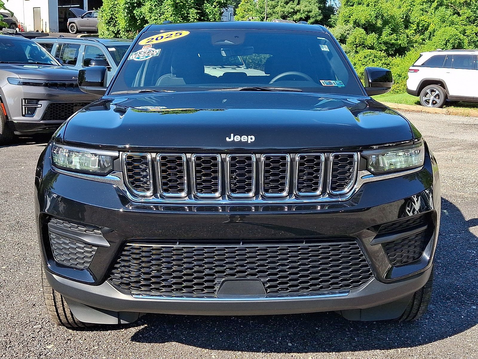 Certified 2025 Jeep Grand Cherokee Laredo w/ Luxury Tech Group I AWD/4WD image 2