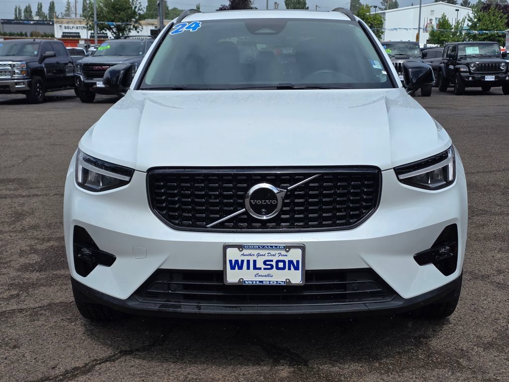 Used 2024 Volvo XC40 B5 Plus AWD/4WD image 6