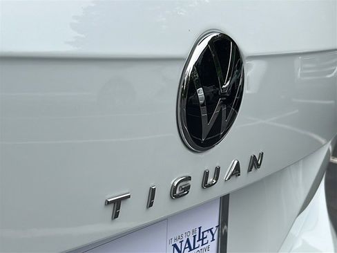 Used 2023 Volkswagen Tiguan SE w/ Panoramic Sunroof Package FWD image 30