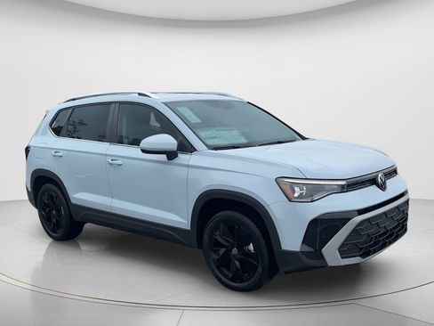New 2026 Volkswagen Taos SE image 3