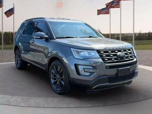 Used 2017 Ford Explorer XLT w/ Equipment Group 202A image 3