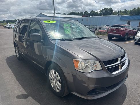 Used 2017 Dodge Grand Caravan SE image 4