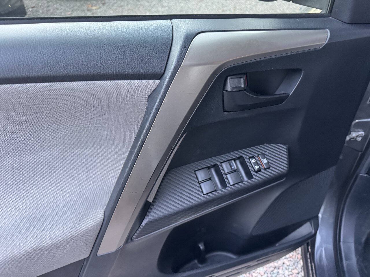 Used 2015 Toyota RAV4 LE AWD/4WD image 26