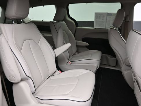 Used 2021 Chrysler Pacifica Limited w/ Premium & Safety Sphere Group FWD image 10