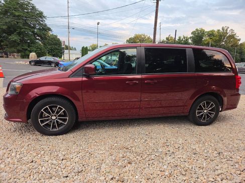 Used 2017 Dodge Grand Caravan SE FWD image 4