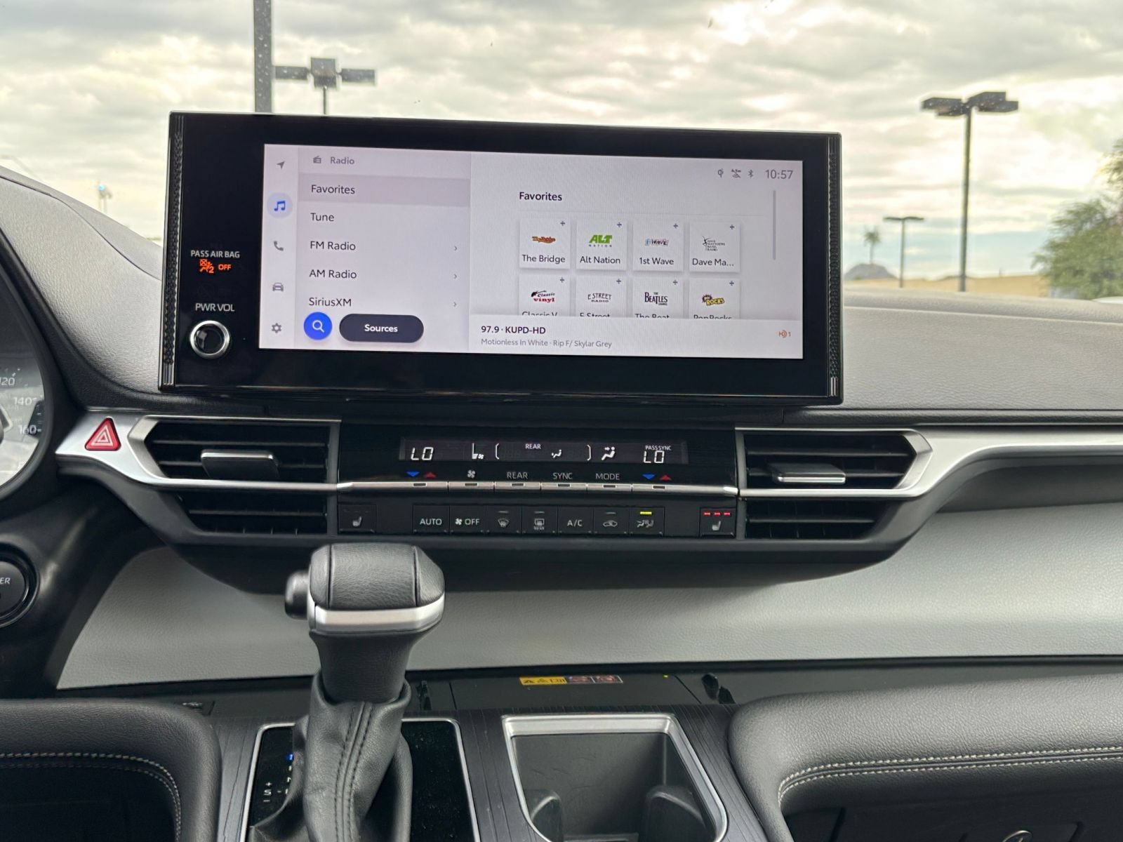 Used 2025 Toyota Sienna XLE FWD image 16