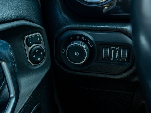 Used 2022 Jeep Wrangler Unlimited Sahara AWD/4WD image 28