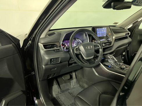 Used 2022 Toyota Highlander XLE AWD/4WD image 23