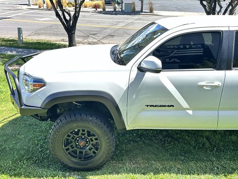 Used 2020 Toyota Tacoma TRD Off-Road w/ Technology Package AWD/4WD image 13