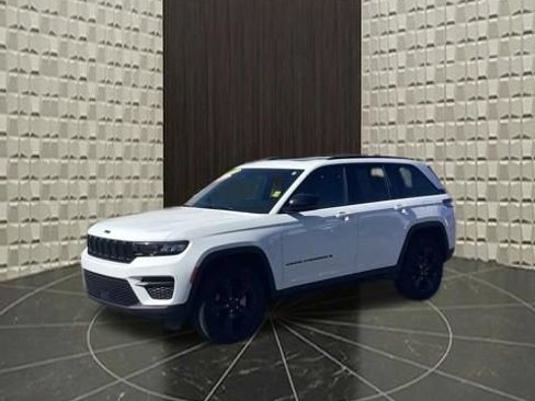 Used 2024 Jeep Grand Cherokee Altitude AWD/4WD image 15
