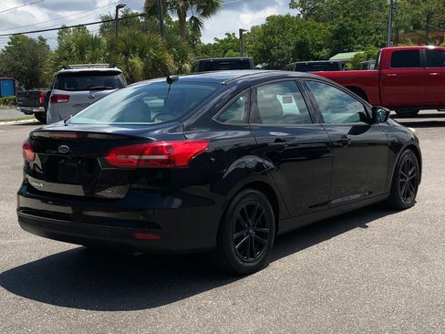 Used 2018 Ford Focus SE FWD image 3