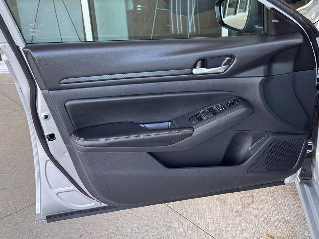 Used 2025 Nissan Altima 2.5 SV FWD image 24