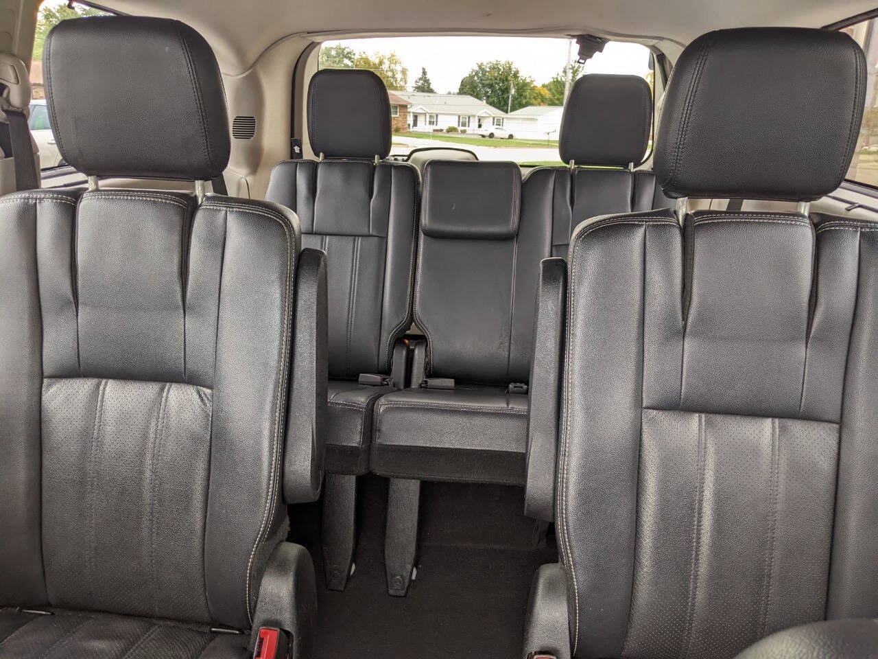 Used 2013 Chrysler Town & Country Touring-L w/ Entertainment Group #2 FWD image 19