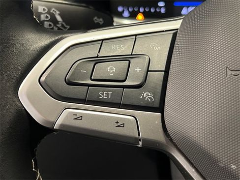 Certified 2025 Volkswagen Taos SE image 20