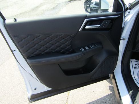 Used 2025 Mitsubishi Outlander 4WD Plug-In Hybrid image 13