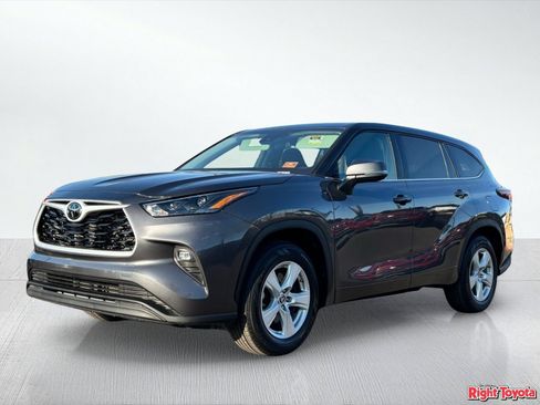 Certified 2025 Toyota Highlander LE FWD image 2