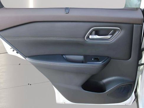 Used 2021 Nissan Rogue SV w/ Premium Package FWD image 15