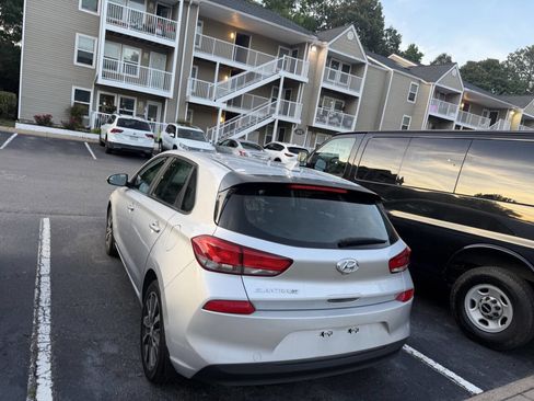 Used 2018 Hyundai Elantra GT FWD image 2