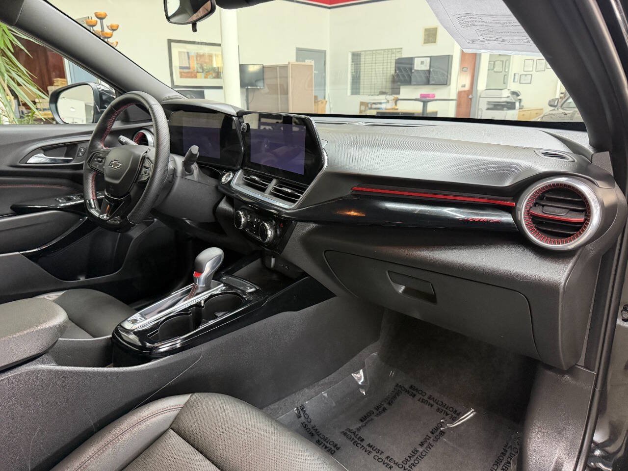Used 2025 Chevrolet Trax RS w/ Sunroof Package FWD image 18
