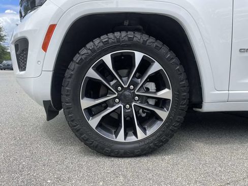 Used 2023 Jeep Grand Cherokee Overland AWD/4WD image 9