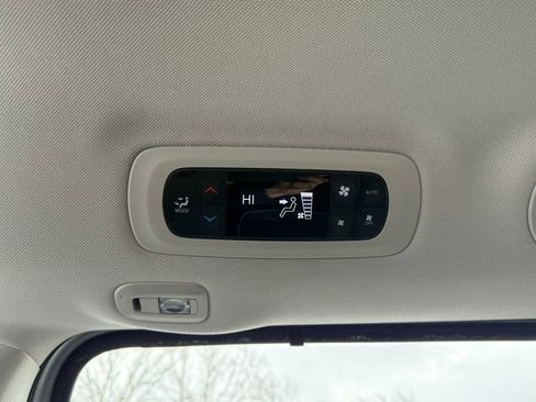 Used 2024 Chrysler Pacifica Limited image 29