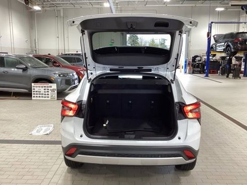 Used 2025 Chevrolet Trax LT FWD image 13