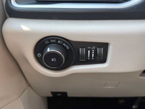 Used 2023 Chrysler Pacifica Touring-L FWD image 15