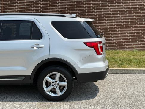 Used 2017 Ford Explorer XLT w/ Equipment Group 202A AWD/4WD image 7