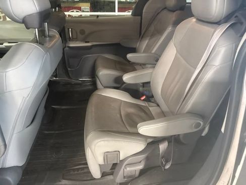 Used 2021 Toyota Sienna Limited FWD image 4