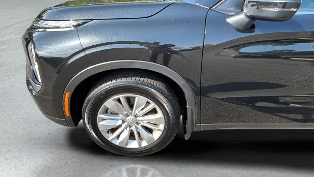 Used 2025 Mitsubishi Outlander ES FWD image 38