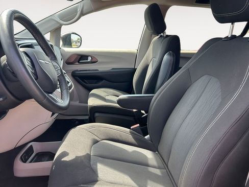 Used 2023 Chrysler Voyager LX image 9