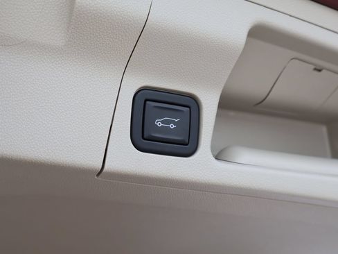 Certified 2018 GMC Acadia Denali w/ Technology Package FWD image 26