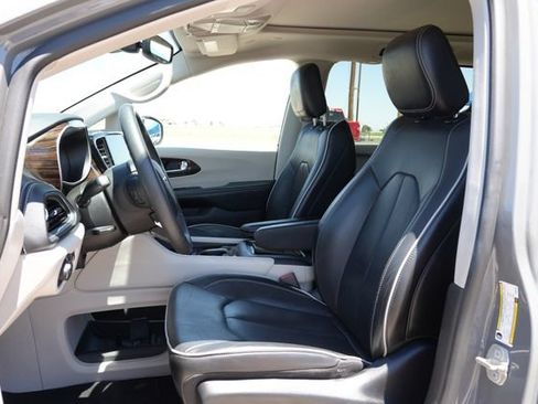 Used 2023 Chrysler Pacifica Limited FWD image 11