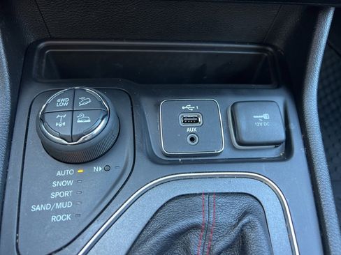 Used 2022 Jeep Cherokee Trailhawk image 29