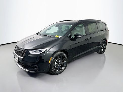 Used 2024 Chrysler Pacifica Touring-L w/ S Appearance Package FWD image 3
