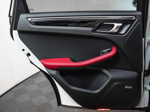 Certified 2024 Porsche Macan image 25