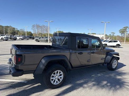 Used 2023 Jeep Gladiator Sport image 3