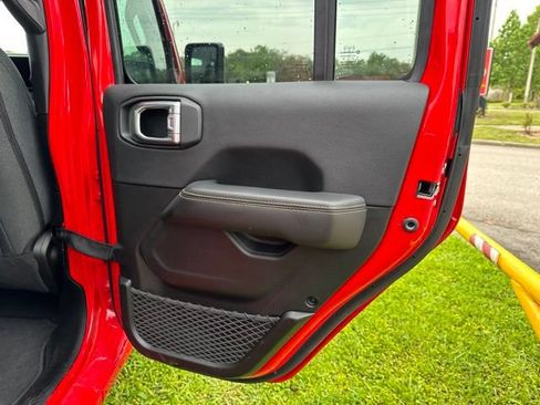 Used 2025 Jeep Wrangler Unlimited Sahara AWD/4WD image 17