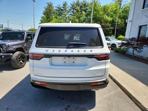 Used 2023 Jeep Wagoneer L Series II AWD/4WD image 4